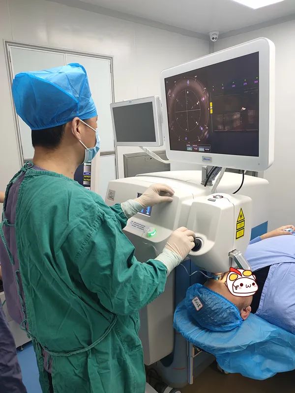 郑州爱尔眼科医院做眼科手术可以不用刀┃爱尔眼科智臻·飞秒ICL晶体植入术，满足不同患者手术需求！